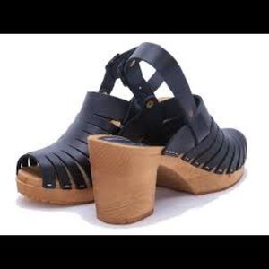 Moheda Pull Up Clogs